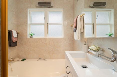 Photo of property in 1 Tainui Terrace, Tawa, Wellington, 5028