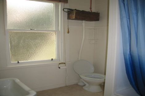 Photo of property in 90 Kelburn Parade, Kelburn, Wellington, 6012