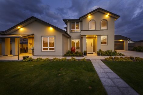 Photo of property in 124 Johnstone Drive, Fitzherbert, Palmerston North, 4410