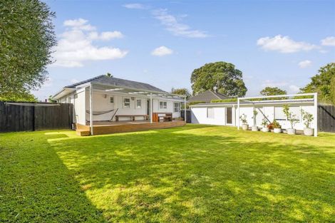 Photo of property in 4 London Street, Te Atatu Peninsula, Auckland, 0610