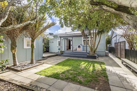 Photo of property in 39 Dee Street, Island Bay, Wellington, 6023