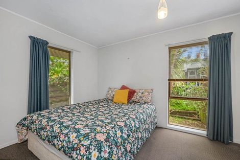 Photo of property in 2/5 Hanlon Crescent, Narrow Neck, Auckland, 0624