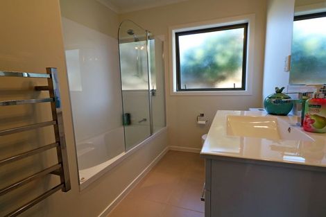 Photo of property in 2 Madison Street, Carterton, 5713