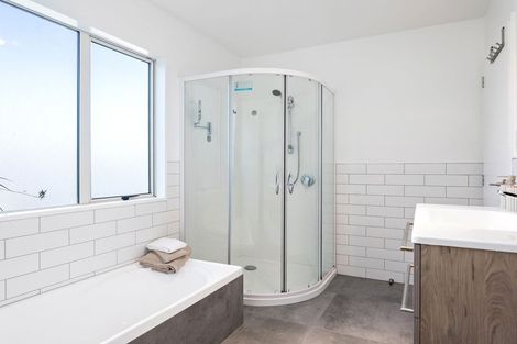 Photo of property in 16 Dudley Road, Lyttelton, 8082