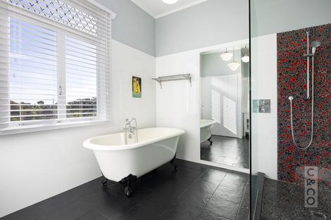 Photo of property in 10 Kaipara View Road, Helensville, 0875