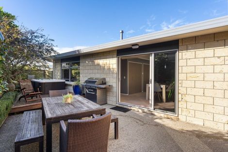 Photo of property in 14 Leanne Way, Waikanae Beach, Waikanae, 5036