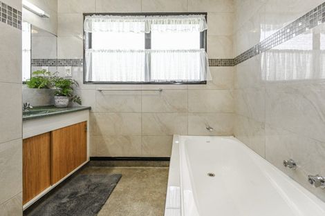 Photo of property in 15 Deakin Place, Clive, 4102