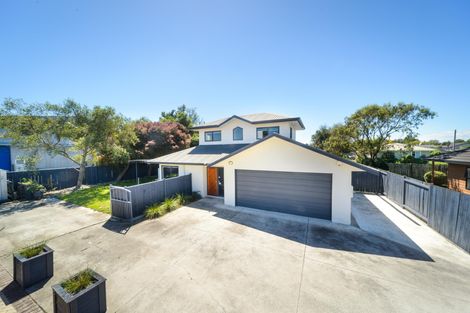 Photo of property in 17 Woburn Place, Takaro, Palmerston North, 4412