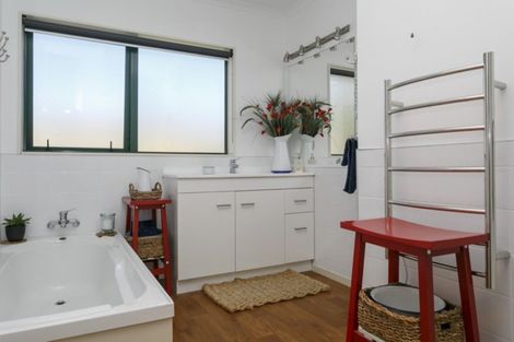 Photo of property in 2/30 Fairview Terrace, Waipahihi, Taupo, 3330