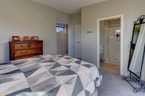 Photo of property in 2 Kahu Close, Wanaka, 9305