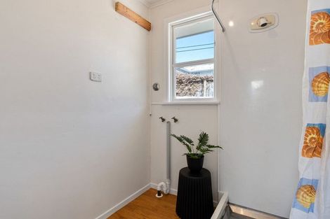 Photo of property in 4 Balmain Street, Newlands, Wellington, 6037