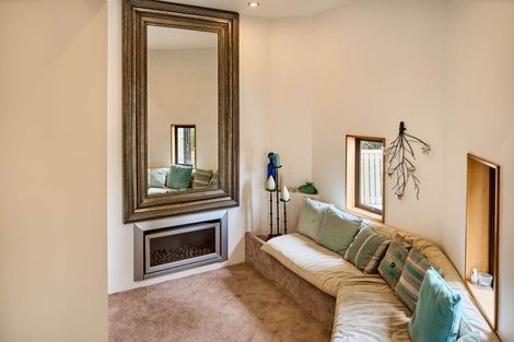 Photo of property in 9 Whiorau Grove, Lowry Bay, Lower Hutt, 5013