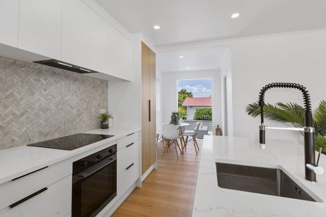 Photo of property in 32 Neil Avenue, Te Atatu Peninsula, Auckland, 0610