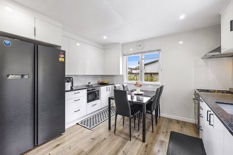 Photo of property in 2/176 Henderson Valley Road, Henderson, Auckland, 0612