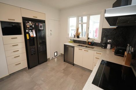 Photo of property in 37 Winston Avenue, Hokowhitu, Palmerston North, 4410