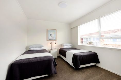 Photo of property in 2/611 Beach Road, Rothesay Bay, Auckland, 0630