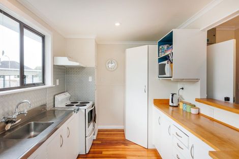 Photo of property in 11 Montrose Place, Takaro, Palmerston North, 4412