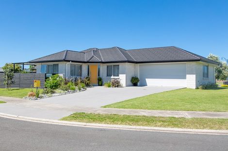 Photo of property in 2 Oscar Place, Whitianga, 3510