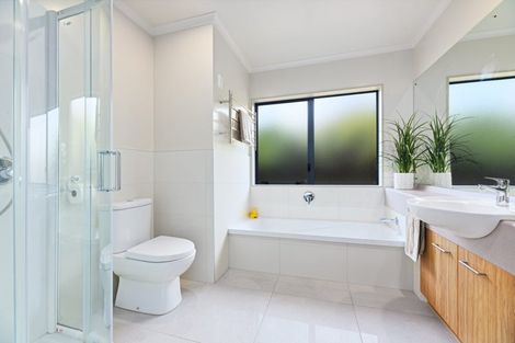 Photo of property in 15 Graven Court, Henderson, Auckland, 0612