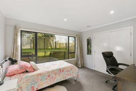 Photo of property in 5 Dress Circle, Newlands, Wellington, 6037