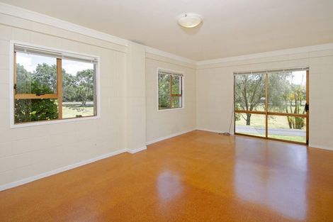 Photo of property in 1/2 Sylvan Avenue, Northcote, Auckland, 0627