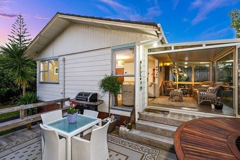 Photo of property in 2 Allington Road, Massey, Auckland, 0614