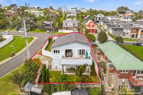 Photo of property in 1/2 Merwood Lane, Devonport, Auckland, 0624