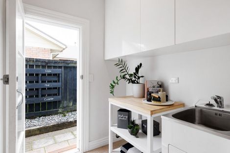 Photo of property in 132 Forest Lake Road, Forest Lake, Hamilton, 3200