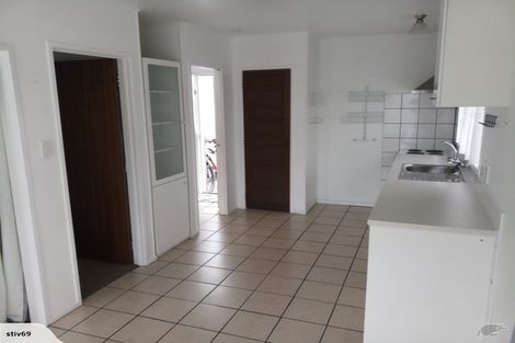 Photo of property in 37 Cascades Road, Pakuranga Heights, Auckland, 2010