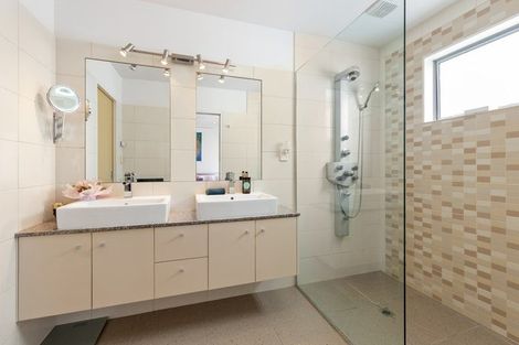 Photo of property in 10 Veronica Close, Red Beach, 0932