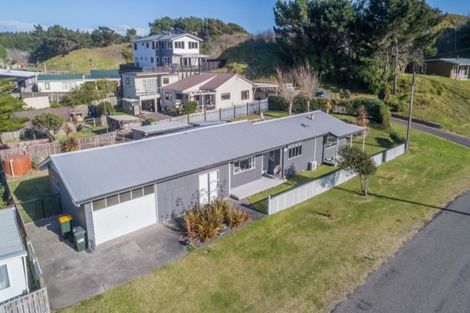 Photo of property in 18 Chrystall Street, Foxton Beach, Foxton, 4815