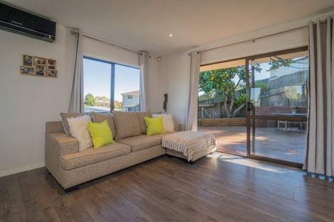 Photo of property in 11 Forster Place, West Harbour, Auckland, 0618