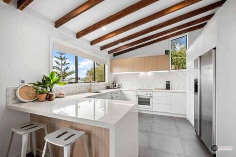 Photo of property in 4a Banksia Grove, Maungaraki, Lower Hutt, 5010