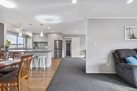 Photo of property in 4 Pinewood Grove, Botany Downs, Auckland, 2010