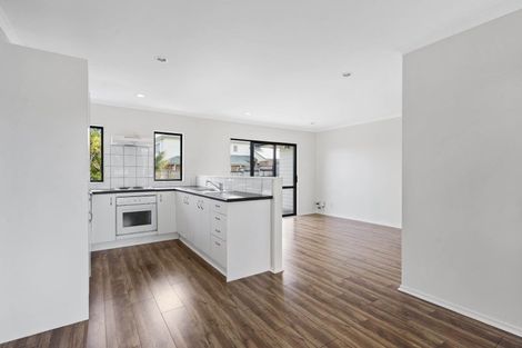 Photo of property in 3 Phelps Place, Glendene, Auckland, 0602