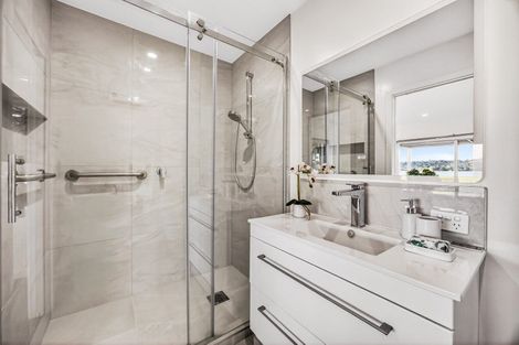 Photo of property in 70 Kiwi Esplanade, Mangere Bridge, Auckland, 2022