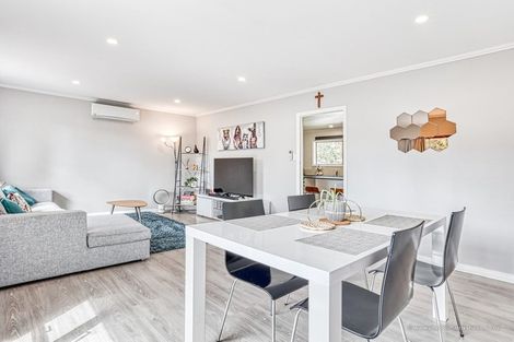 Photo of property in 2/33 Lowtherhurst Road, Massey, Auckland, 0614