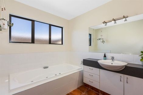 Photo of property in 28 Navigation Drive, Whitby, Porirua, 5024