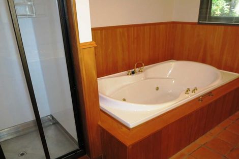 Photo of property in 52 Park Hill Road, Birkenhead, Auckland, 0626