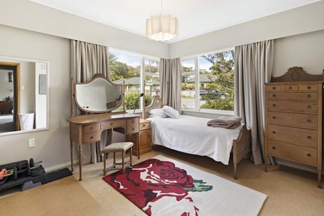 Photo of property in 1 Pinkerton Grove, Newlands, Wellington, 6037