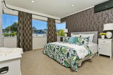 Photo of property in 27 Lyford Crescent, Sunnynook, Auckland, 0620