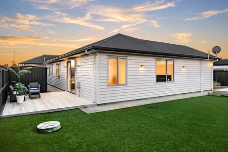 Photo of property in 7 Walter Ruddock Avenue, Kumeu, 0810