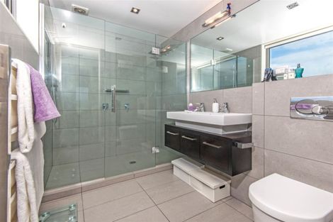 Photo of property in 6 Bendigo Grove, Newlands, Wellington, 6037