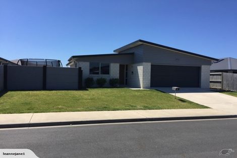 Photo of property in 33 Butterworth Crescent, Papamoa Beach, Papamoa, 3118