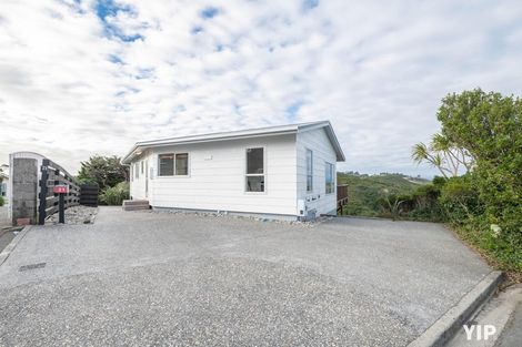 Photo of property in 21 Sunhaven Drive, Newlands, Wellington, 6037