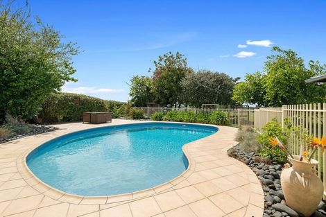 Photo of property in 723 Waitakere Road, Kumeu, 0891