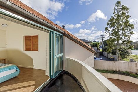 Photo of property in 1/208 East Coast Road, Forrest Hill, Auckland, 0620