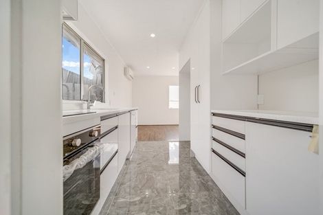 Photo of property in 2 Netherlands Avenue, Kelston, Auckland, 0602