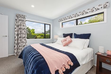 Photo of property in 2 Manapouri Lane, Aotea, Porirua, 5024