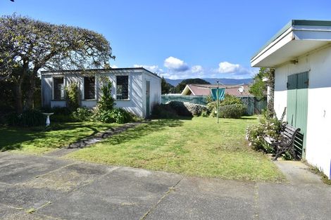 Photo of property in 4 Mahoe Street, Otaki Beach, Otaki, 5512